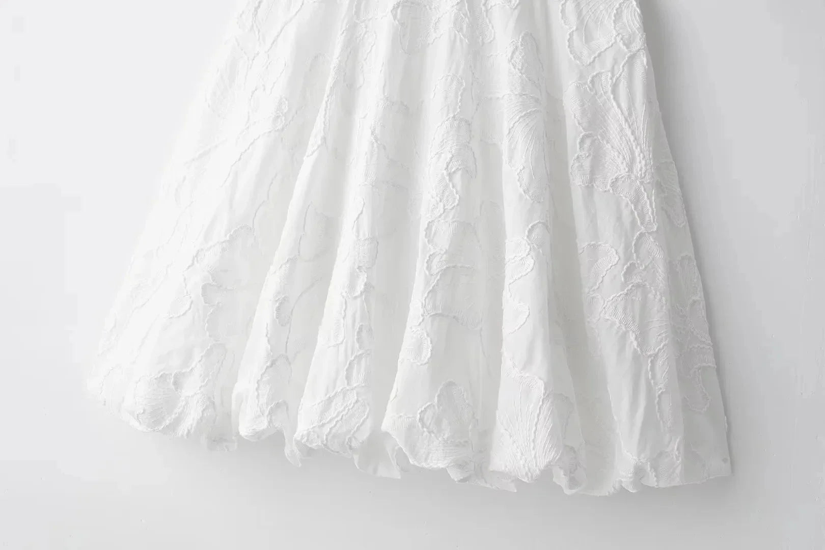 Mini Vestido Branco com Saia e Manga Bufante - Donna Boneca
