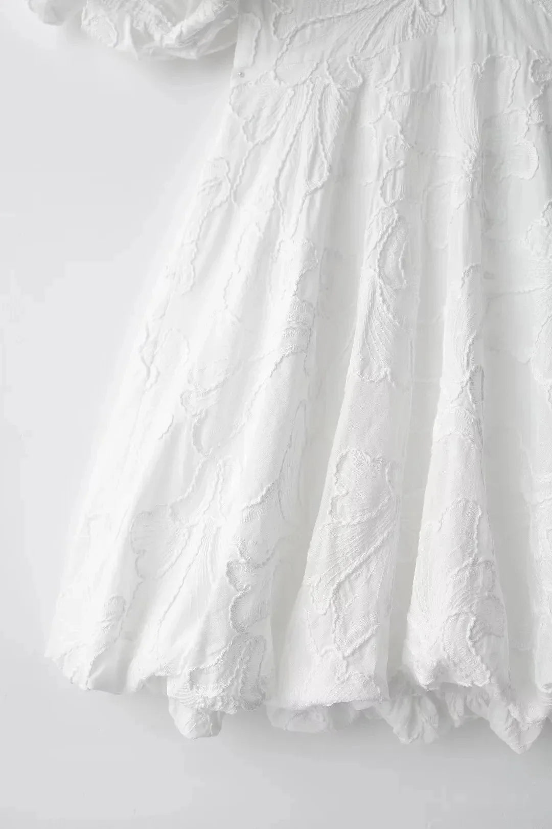Mini Vestido Branco com Saia e Manga Bufante - Donna Boneca